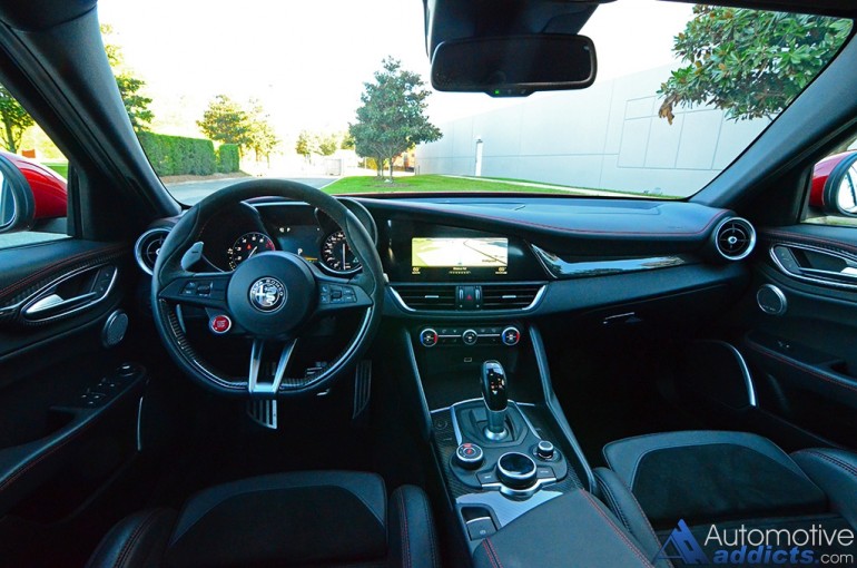 2017-alfa-romeo-giulia-quadrifoglio-dashboard