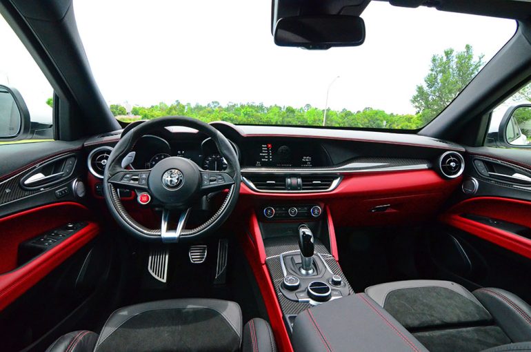 2018-alfa-romeo-stelvio-quadrifoglio-dashboard